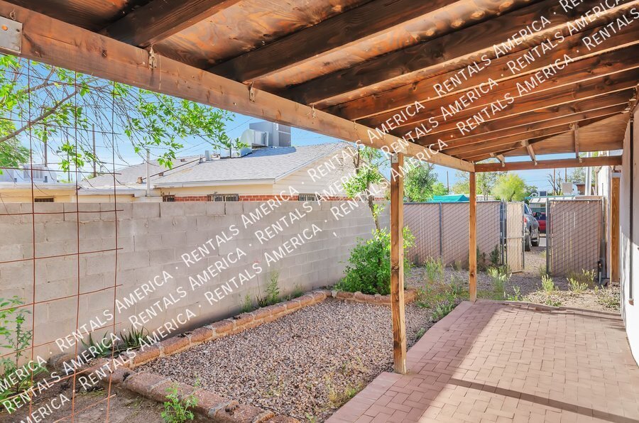 Building Photo - 121 W Birdman Dr