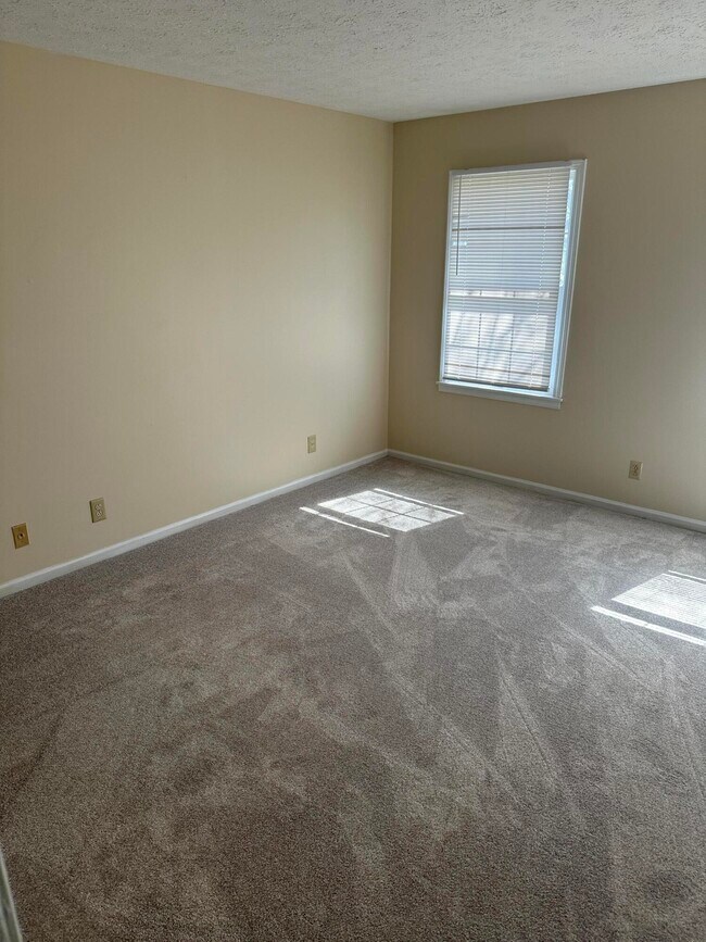 Building Photo - 165 Landings Dr