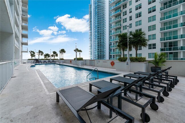 Building Photo - 1200 Brickell Bay Dr