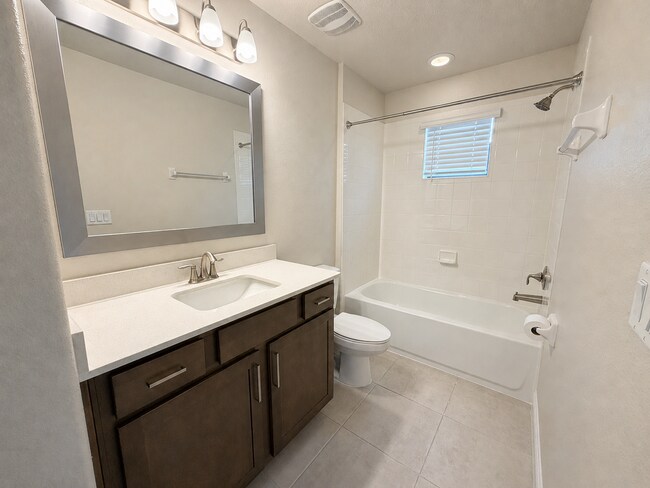 Building Photo - Spacious 6-Bedroom Home with 6.5 Baths in Haines City!