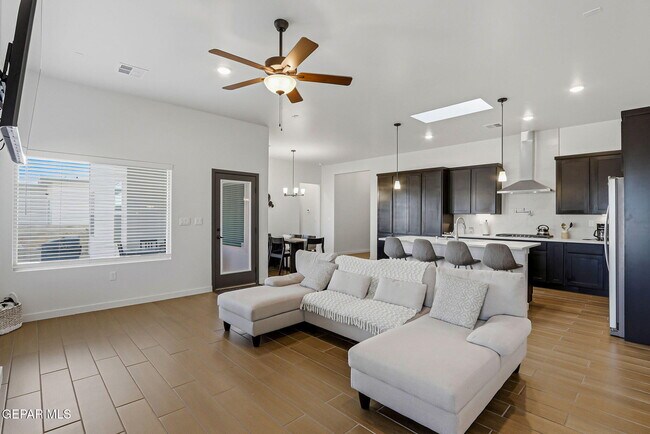 Building Photo - 244 Farnborough St