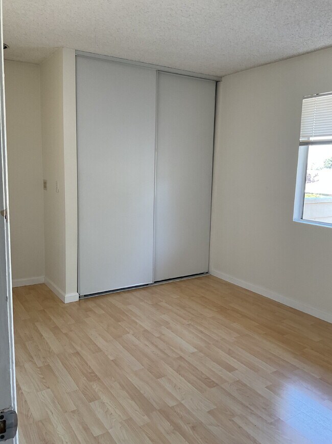 Building Photo - "Discover Coastal Living: Spacious 3-Bed, 2-Bath Townhouse