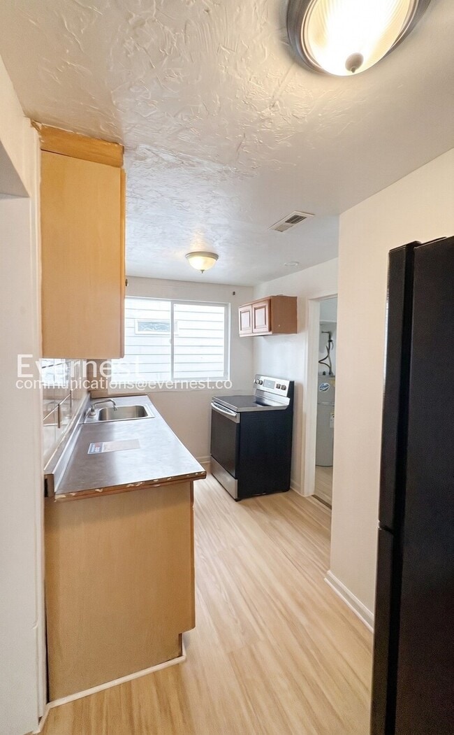 Building Photo - 2-Bed/2-Bath Charming Home with Fenced Yard/Available Now!