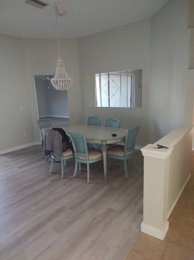 Building Photo - "Spacious 1732 Sq Ft 3-Bed, 2 Baths, in Tarpon Springs!"