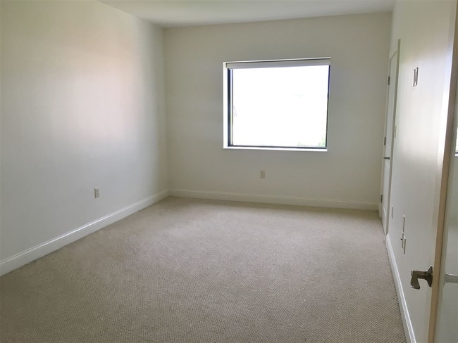 Building Photo - 875 Elm St