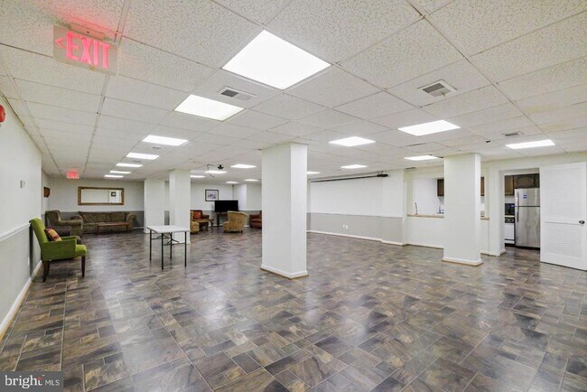 Building Photo - 114 Monroe St