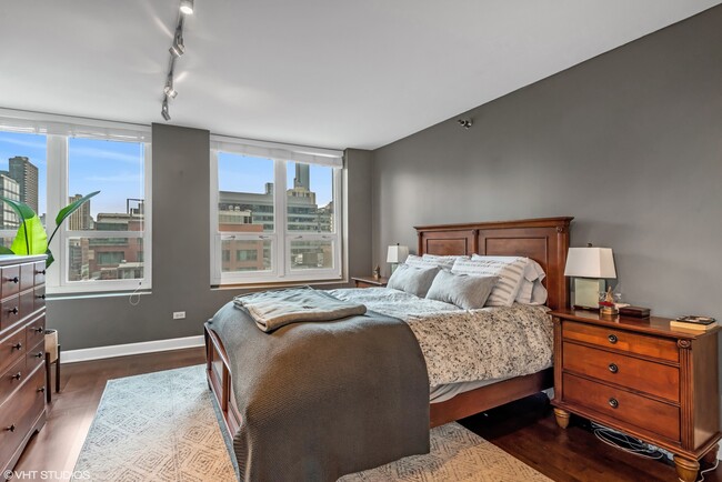 Building Photo - 345 N La Salle Dr