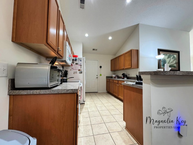 Building Photo - 765 Riverward Dr