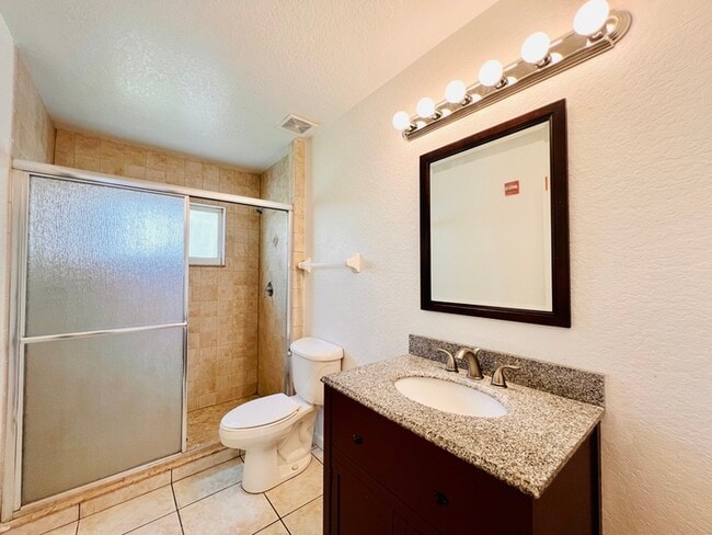 Building Photo - Completely Renovated 3 Bed 2 Bath Condo