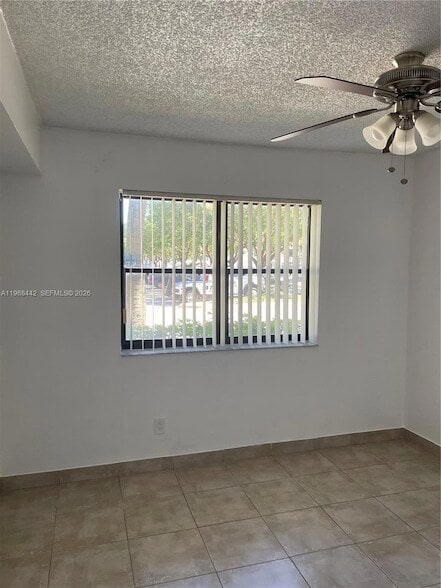 Building Photo - 570 S Park Rd