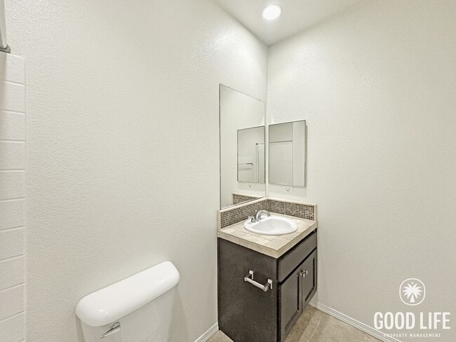 Building Photo - Welcoming 2B/2BA Condo with Balcony, In-Unit Laundry and Pool Access.