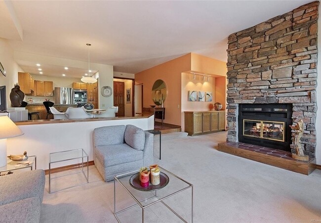 Building Photo - Executive 2BR/3BA Condo with Mountain View...