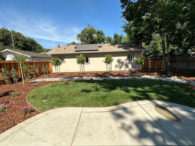 Building Photo - 1402 Clara Ln