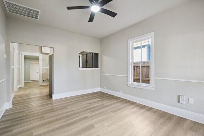 Building Photo - 2332 E hughston 78202