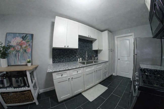 Building Photo - Close to Shopping Center + Granite Countertops + Shared Off-Street Parking! Available August 5th!