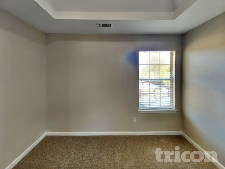 Building Photo - 684 Emporia Loop