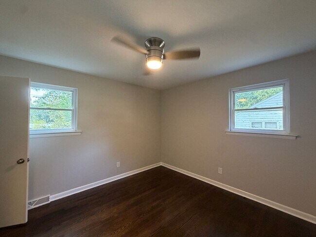 Building Photo - 126 Deerfield Dr