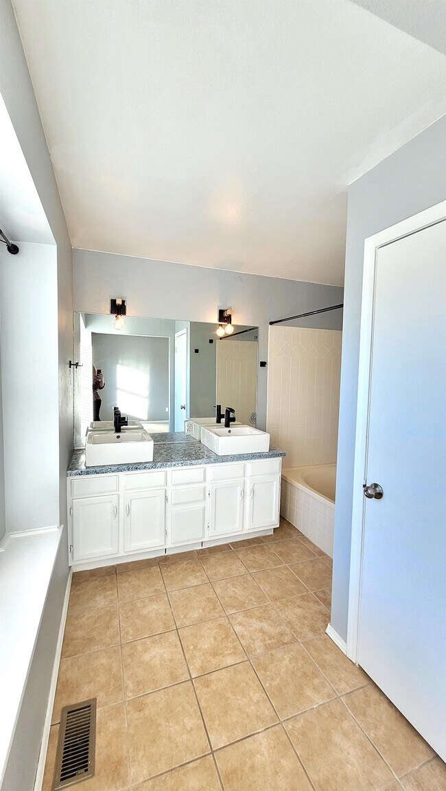 Building Photo - 2510 Covington Pl