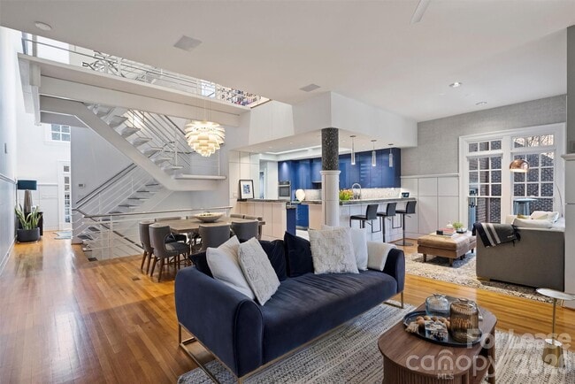 Building Photo - 1124 Dilworth Crescent Row