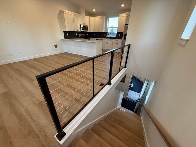 Building Photo - Brand New Modern 2 Bed/ 1 Bath Triplex - Larkspur