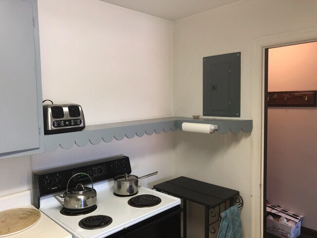 Kitchen photo 2 - 118 E Washington St