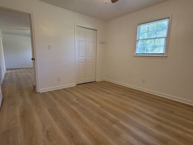 Building Photo - 2BD 1BA Home (Newly Renovated, Yardcare In...