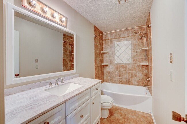 Building Photo - 2 Bed 1.5 Bath Condo Ready For Rent!