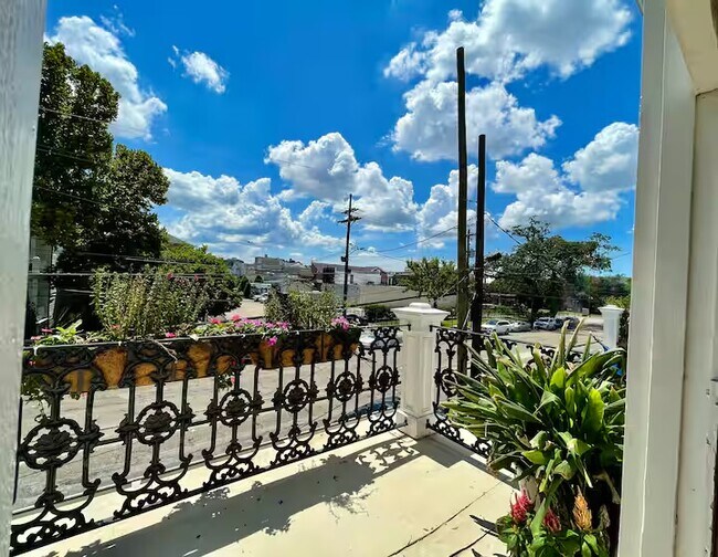 Building Photo - 1525 Melpomene St