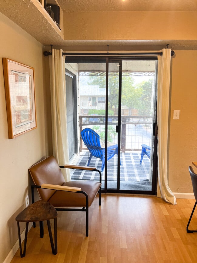 Building Photo - 421 W San Antonio St