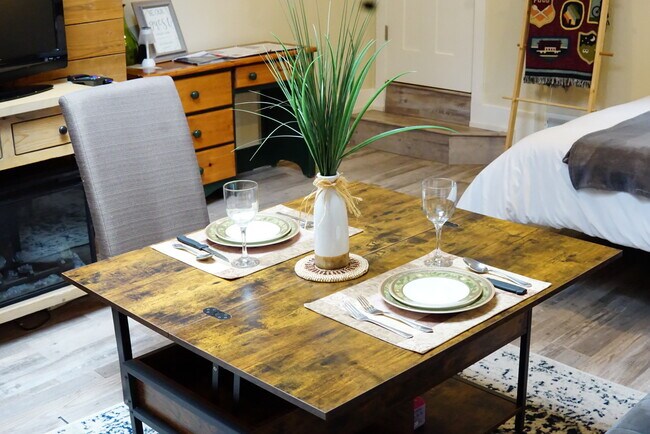 Dining table - 842 Tahoe Keys Blvd