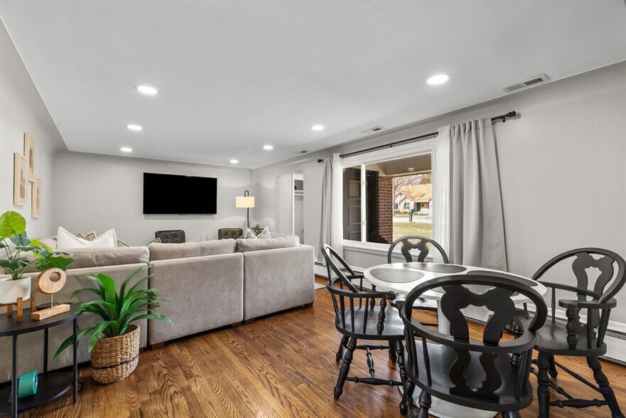 Building Photo - 8254 Mary Ann Ave