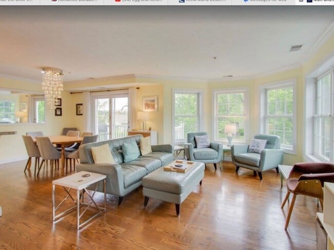 Primary Photo - Move In Ready Winter Retreat in Downtown T...