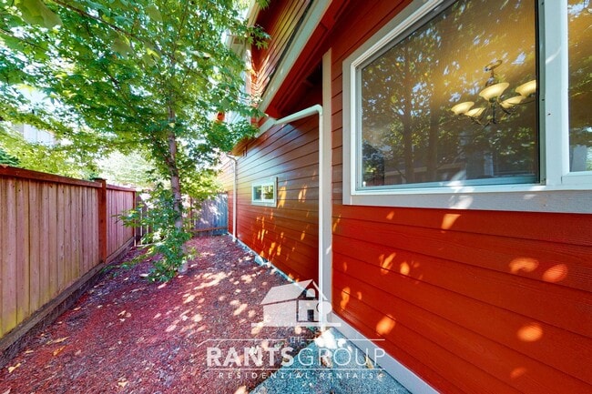 Building Photo - Fantastic Puyallup Neighborhood! Easy Comm...