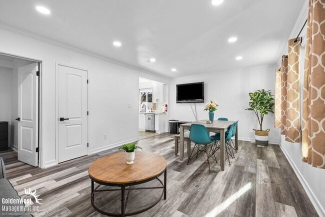 Building Photo - Modern 3Bdm 2Ba Unfurnished Downstairs Uni...