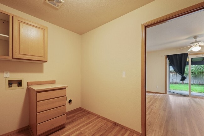 Building Photo - Move in ready now! 4 bedrooms in Lacey - North Thurston School district.