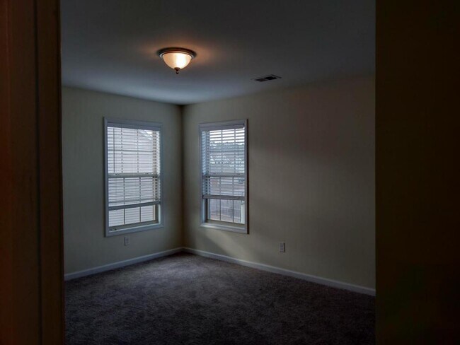 Building Photo - 128 Carolina Wren Ave