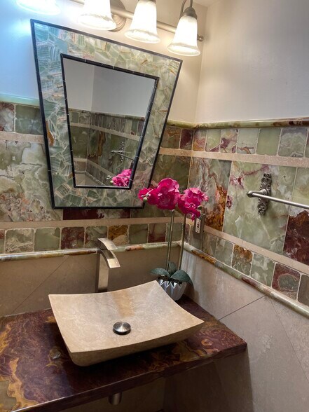 Building Photo - 915 Woodlawn Dr NE