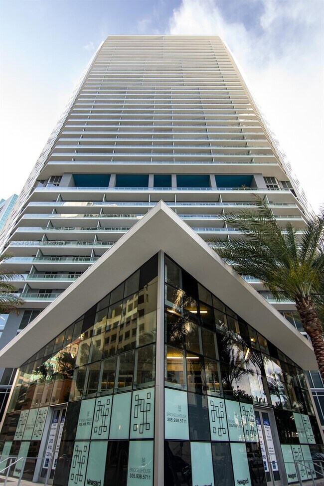 Building Photo - 1300 Brickell Bay Dr