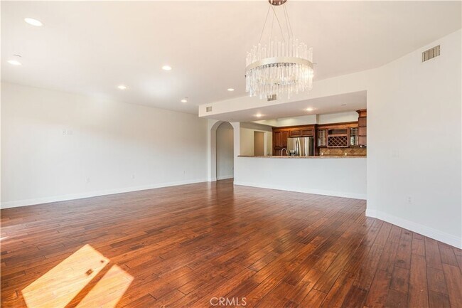 Building Photo - 1835 S Barrington Ave