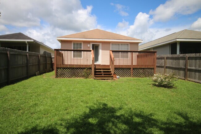 Building Photo - West Pensacola Patio Home Featuring Open Living Design, Stainless Appliances, Private Fenced Yard...