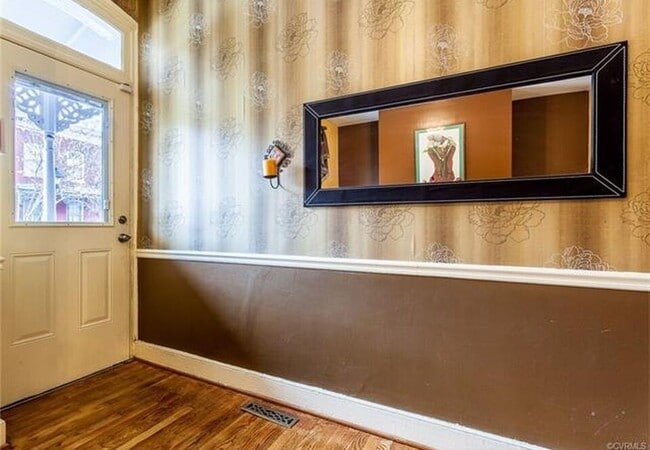 Building Photo - Large 2 Story House, Large Fenced In Yard, Wood Floors, Central Air, Quiet Community