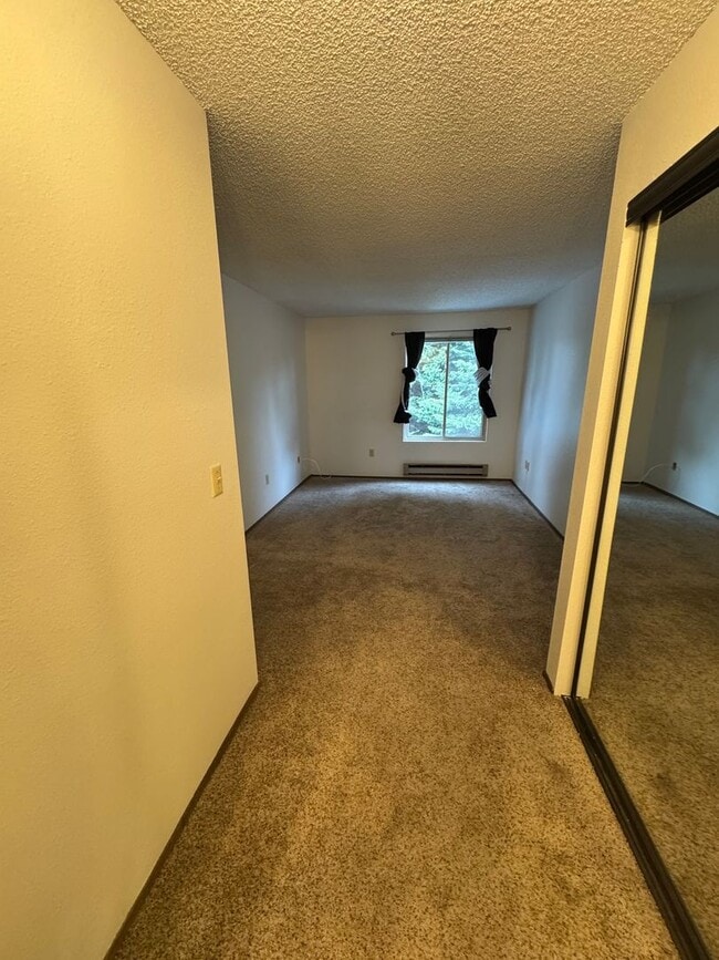 Building Photo - 2 Bedroom 1 Bath Burien Condo 995sf, Firep...