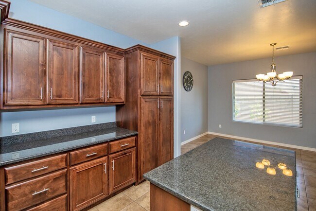 Building Photo - Spectacular open floor plan home!