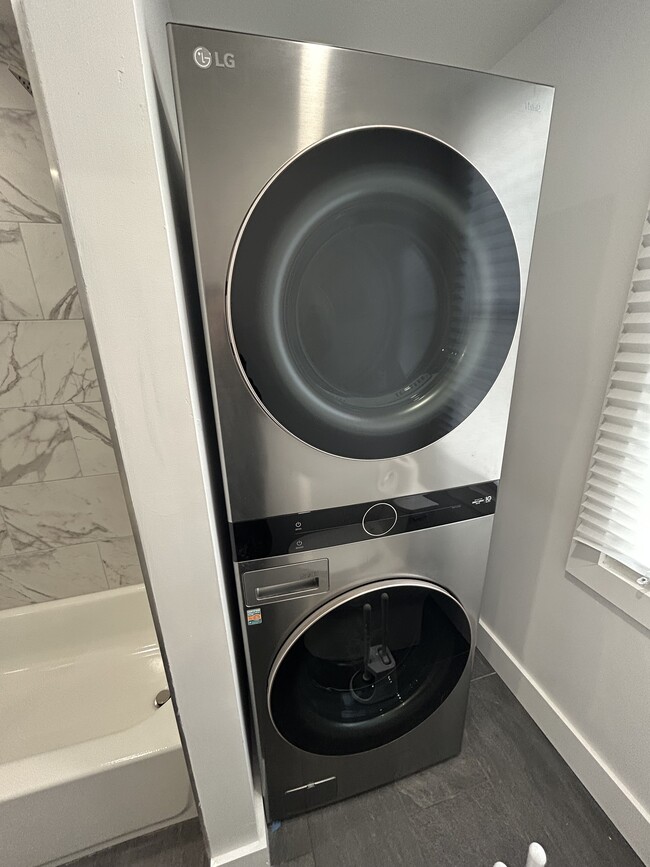 Building Photo - 83 Chapin St