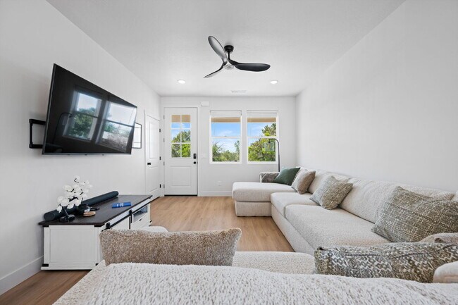 Building Photo - "Spacious & Stylish 3-Bedroom 2 bath Furnished Haven in Cedar City – Your Perfect Home Awaits!"