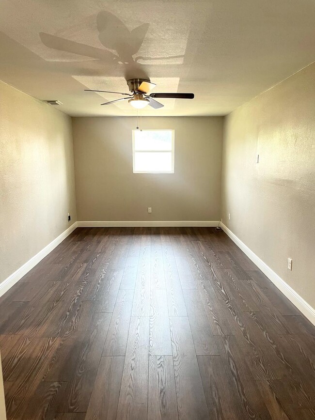 Building Photo - Stylish 3-Bedroom Bungalow Near Downtown Tampa - AVAILABLE ON JULY 5TH