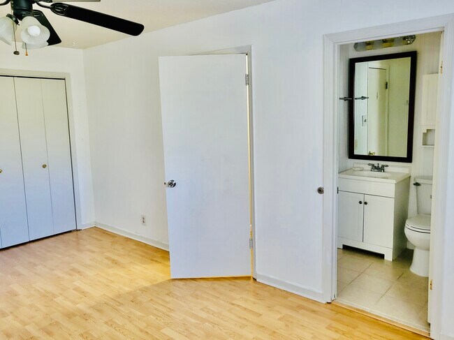 Building Photo - 422 Panorama Pl