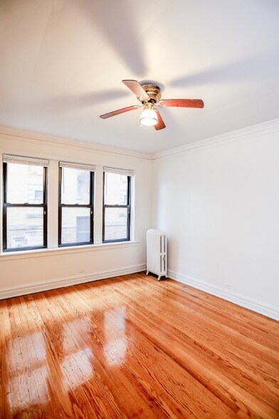 Building Photo - 4260 N Clark St