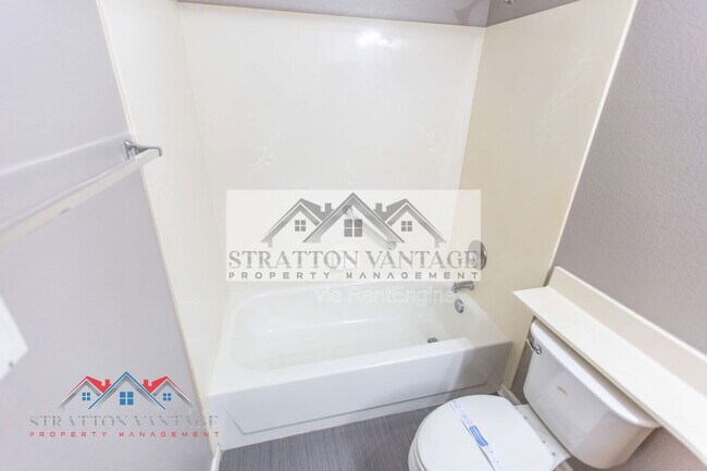 Building Photo - 1015 E Brentrup Dr