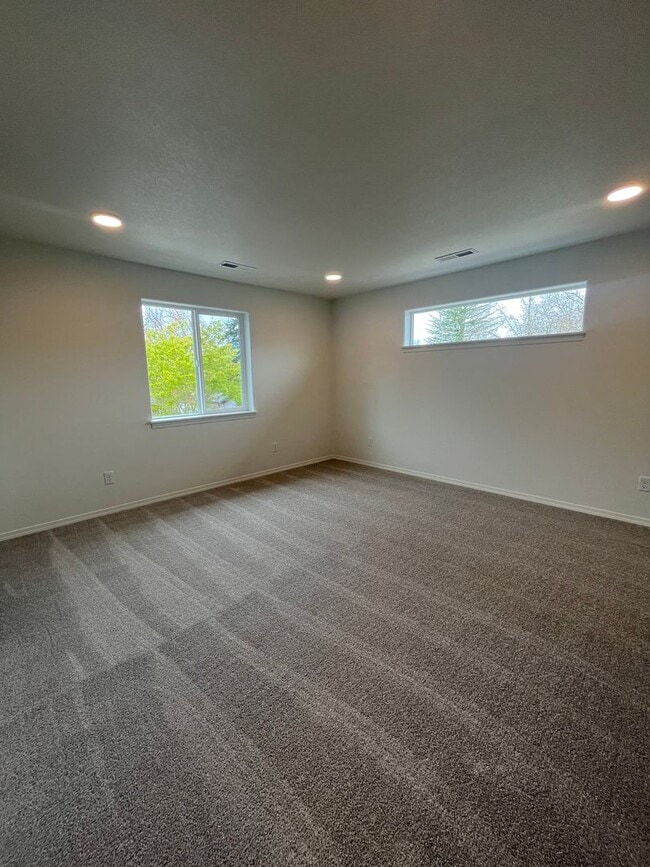 Building Photo - 975 W 27th Ave